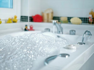 Bath with bubbles. (© iStock/JazzIRT)